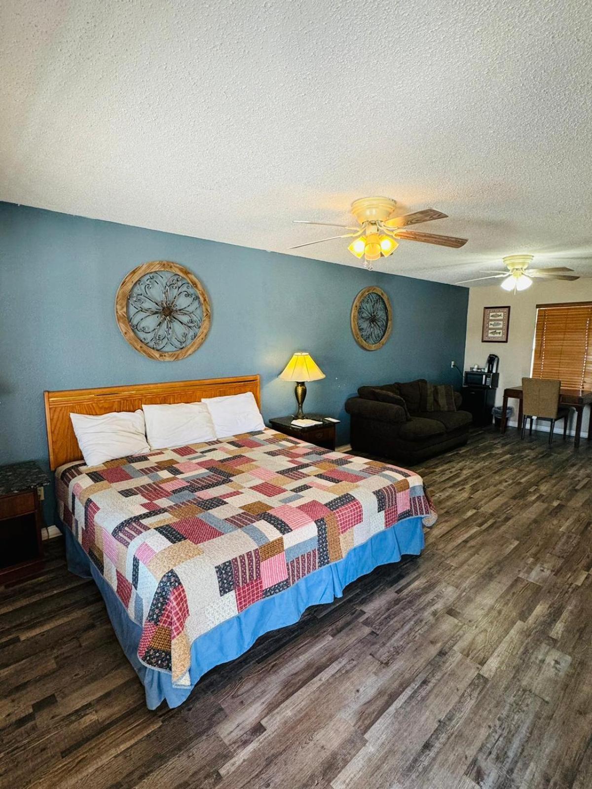 Four Horsemen Motel Pilot Point Bagian luar foto