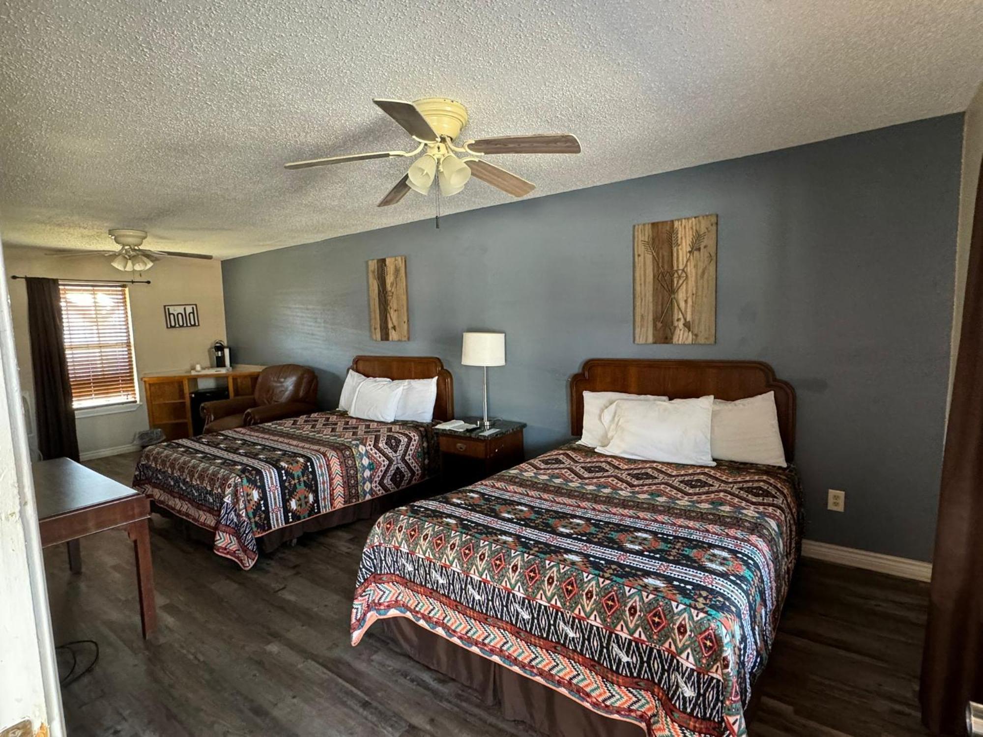 Four Horsemen Motel Pilot Point Bagian luar foto